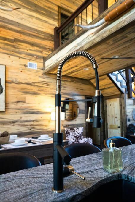 The Big Tex Luxury Cabin Is Epic Брокен-Боу Экстерьер фото