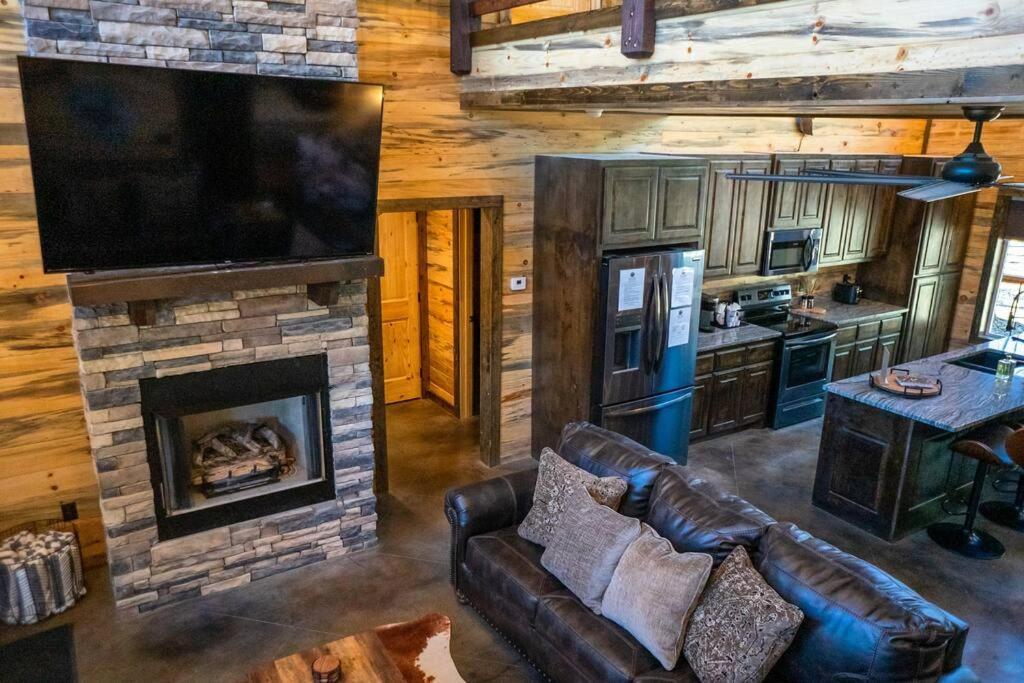 The Big Tex Luxury Cabin Is Epic Брокен-Боу Экстерьер фото